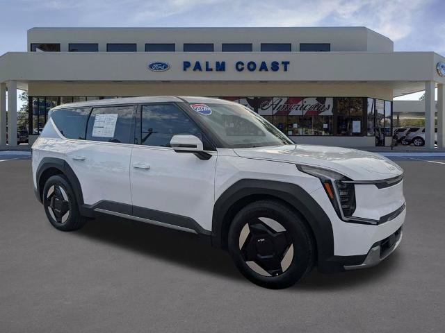 Used 2026 Kia EV9 Light RWD image 2
