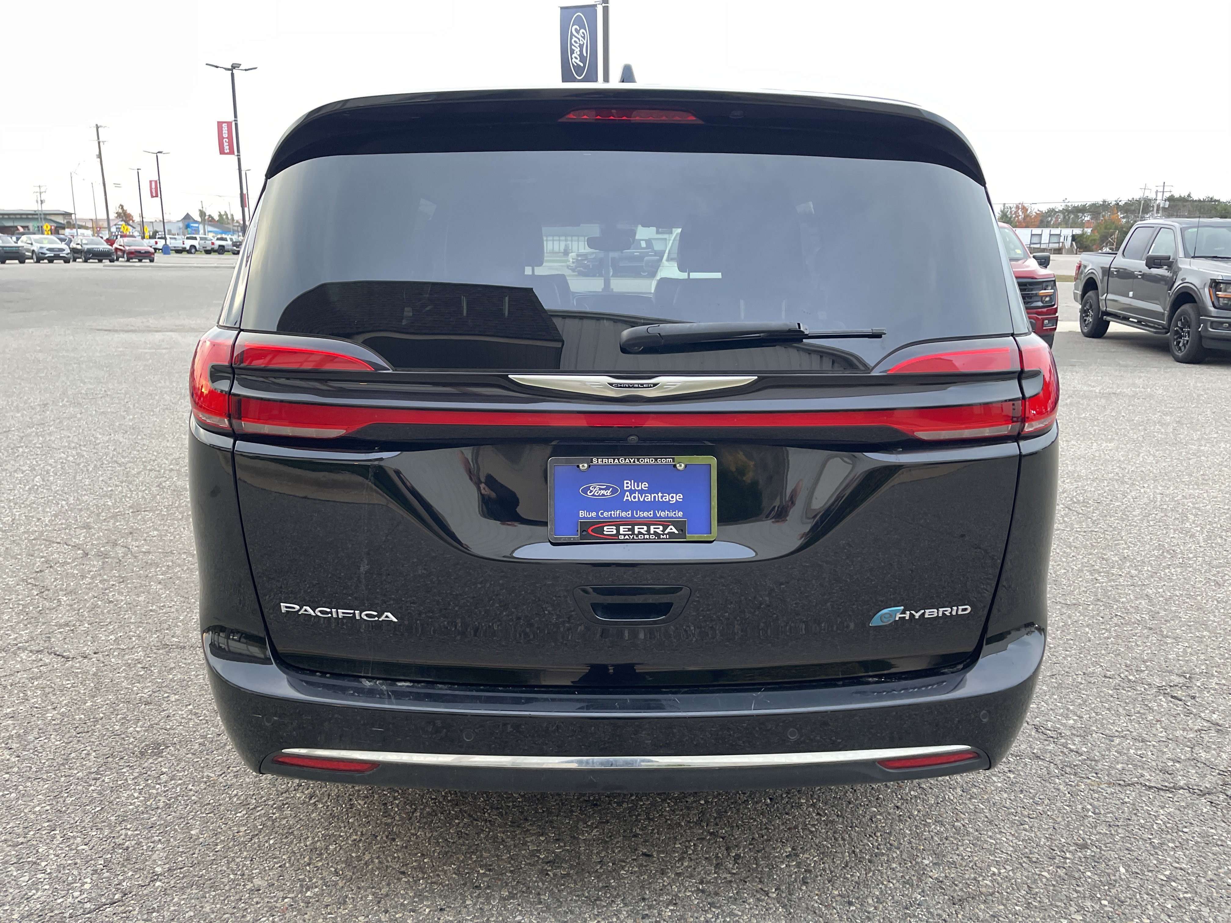 Used 2024 Chrysler Pacifica Limited FWD image 4