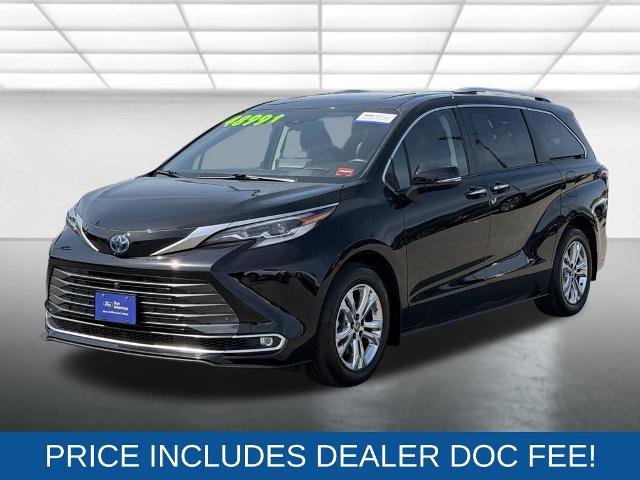 Used 2023 Toyota Sienna Platinum AWD/4WD image 3