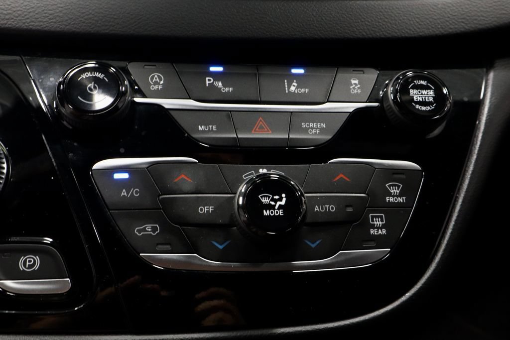 Used 2025 Chrysler Pacifica Select FWD image 32