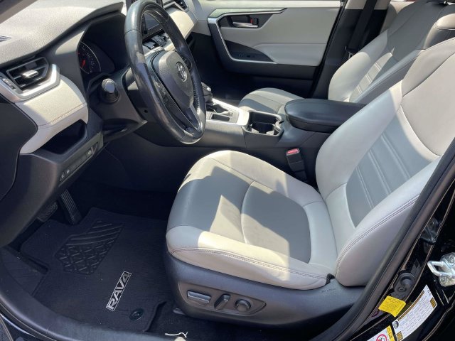 Used 2019 Toyota RAV4 XLE Premium FWD image 9