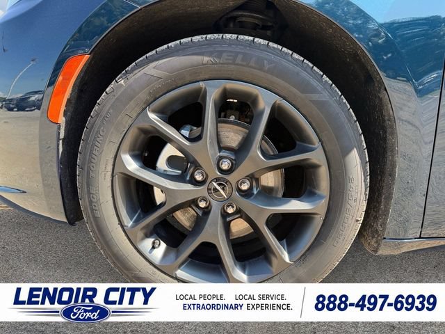 Used 2025 Chrysler Pacifica Limited FWD image 9