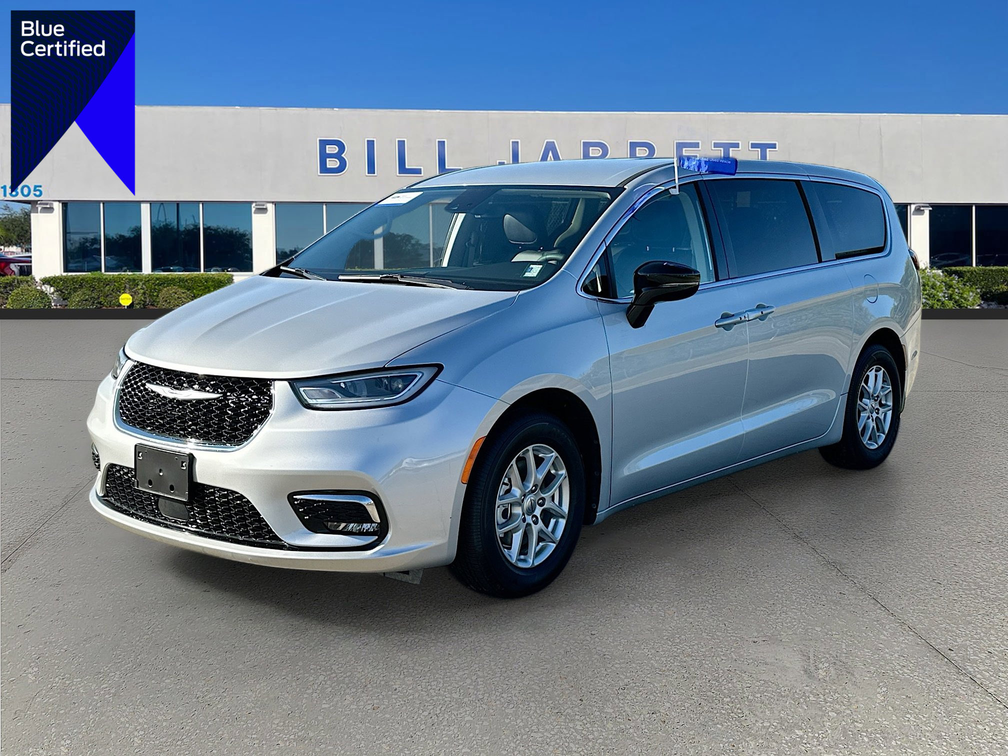 Used 2024 Chrysler Pacifica Touring-L image 1