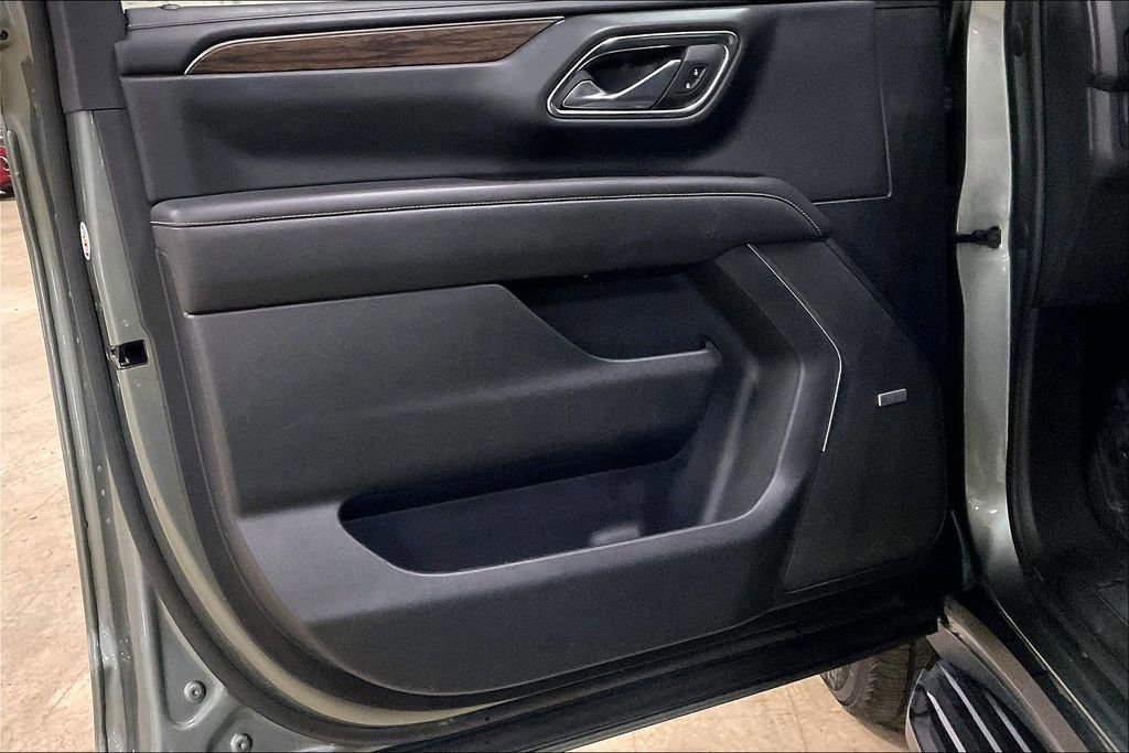 Used 2023 Chevrolet Suburban Premier image 21