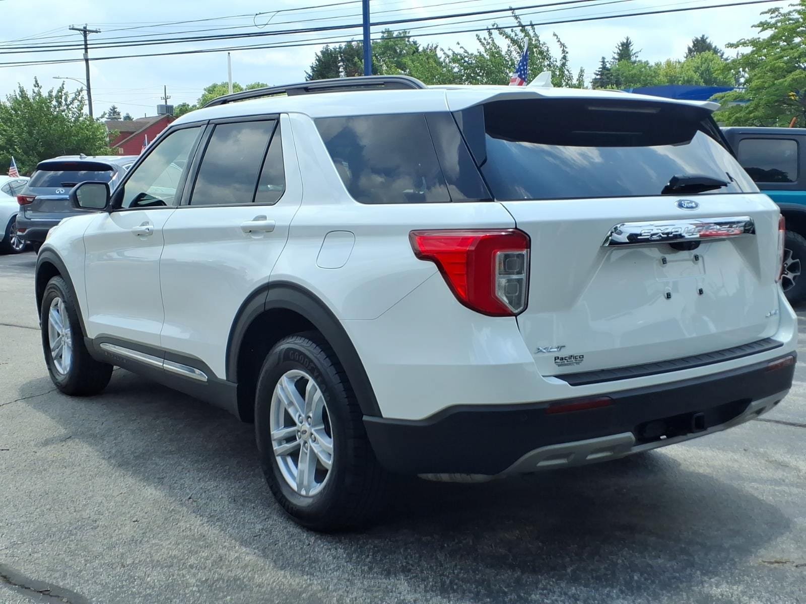 Certified 2022 Ford Explorer XLT w/ Equipment Group 202A AWD/4WD image 6