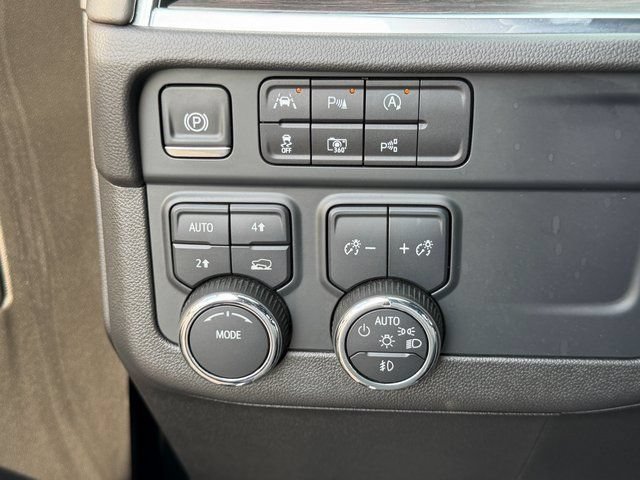 Used 2025 Chevrolet Suburban LT w/ Comfort Package AWD/4WD image 23