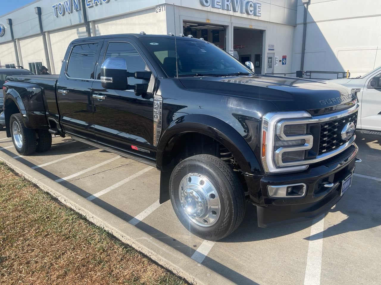 Certified 2024 Ford F450 Platinum w/ FX4 Off-Road Package AWD/4WD image 8