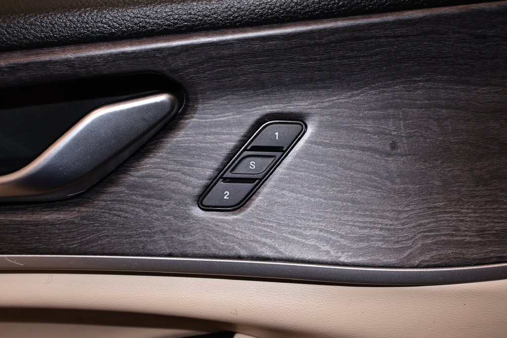 Used 2021 Jeep Grand Cherokee L Limited AWD/4WD image 12