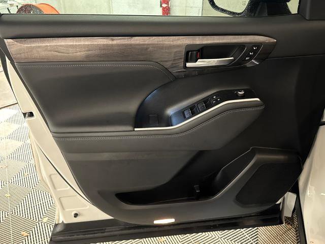 Used 2023 Toyota Highlander Platinum image 16