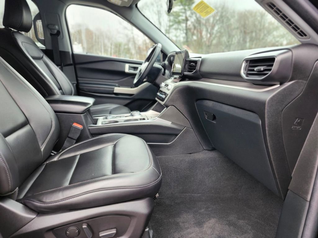 Certified 2022 Ford Explorer XLT w/ Equipment Group 202A image 11