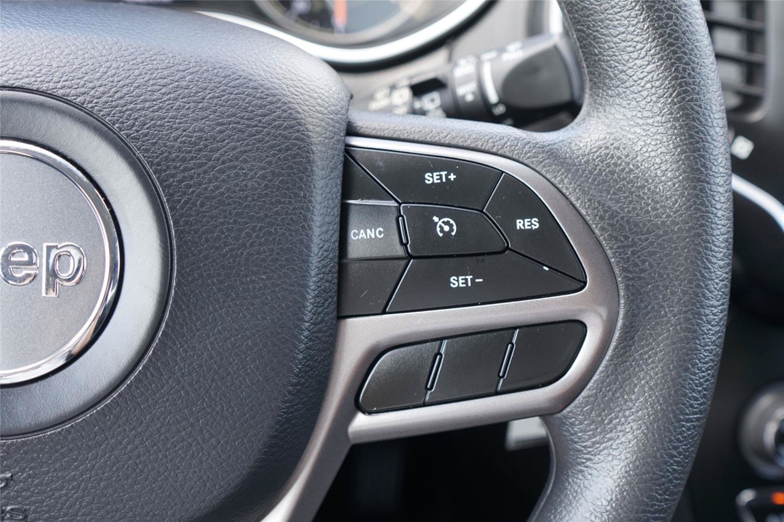 Used 2020 Jeep Cherokee Latitude FWD image 14