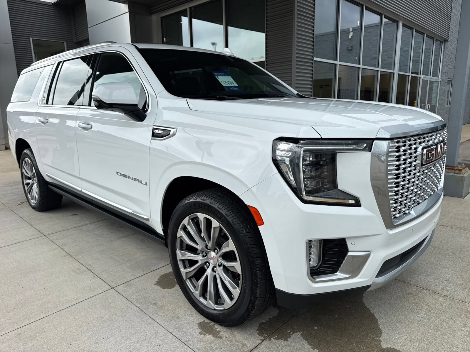 Used 2021 GMC Yukon XL Denali w/ Denali Premium Package AWD/4WD image 10