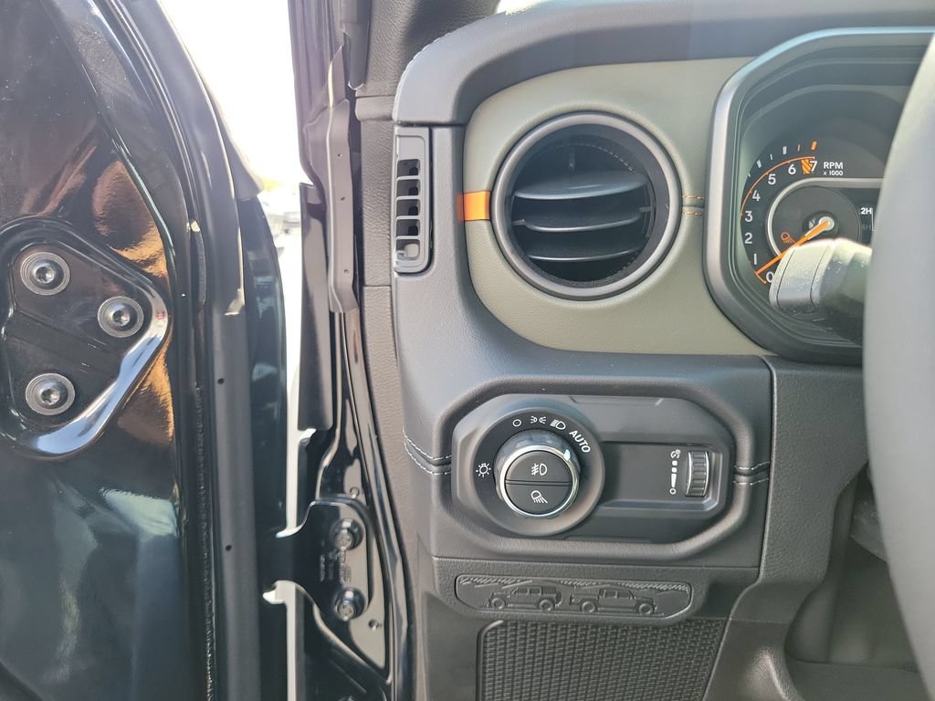 Used 2025 Jeep Gladiator Mojave w/ Convenience Group AWD/4WD image 22