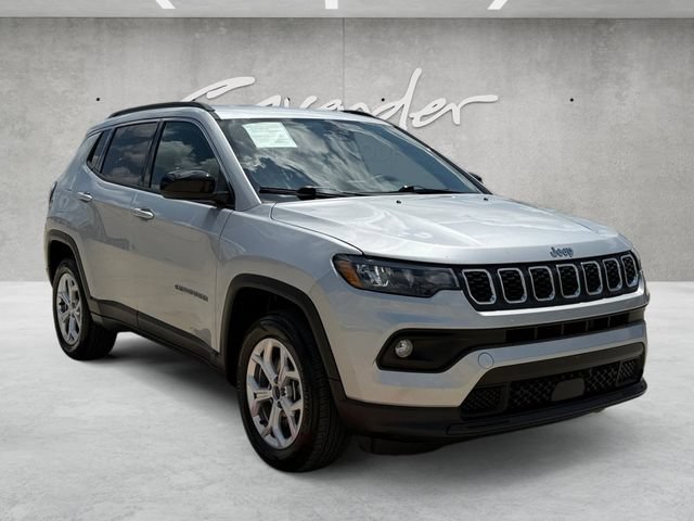 Used 2024 Jeep Compass Latitude AWD/4WD image 2