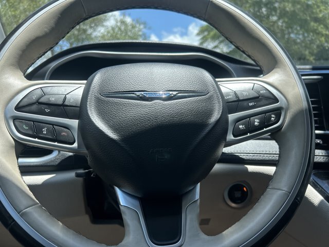 Used 2020 Chrysler Pacifica Limited w/ Advanced Safetytec Group FWD image 27