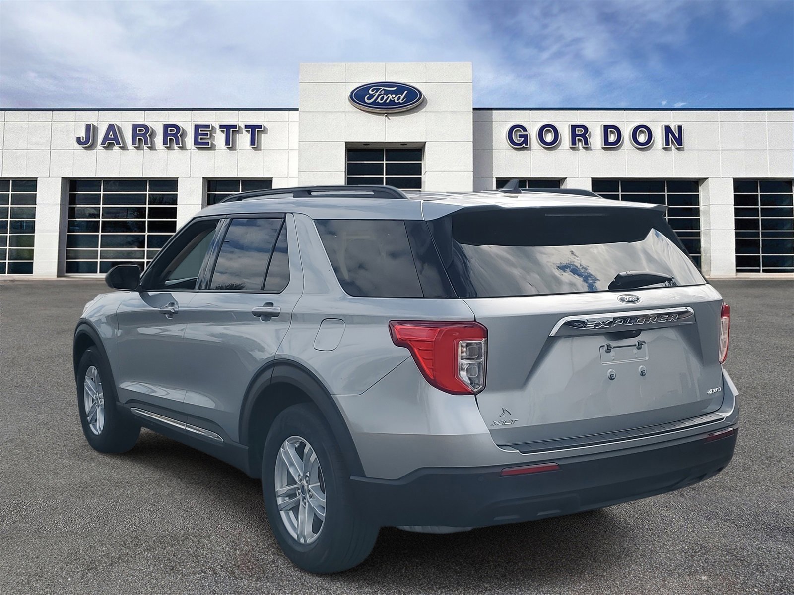 Certified 2023 Ford Explorer XLT image 2
