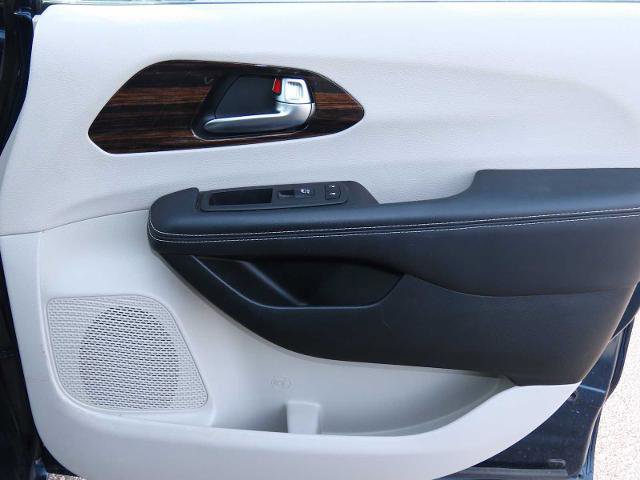 Used 2023 Chrysler Pacifica Limited image 22