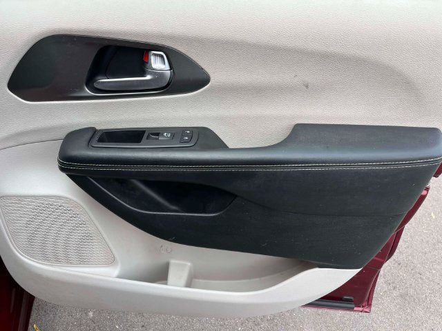Used 2022 Chrysler Pacifica Touring-L FWD image 23