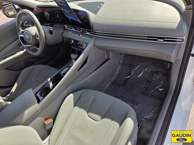 Used 2025 Hyundai Elantra SEL FWD image 17