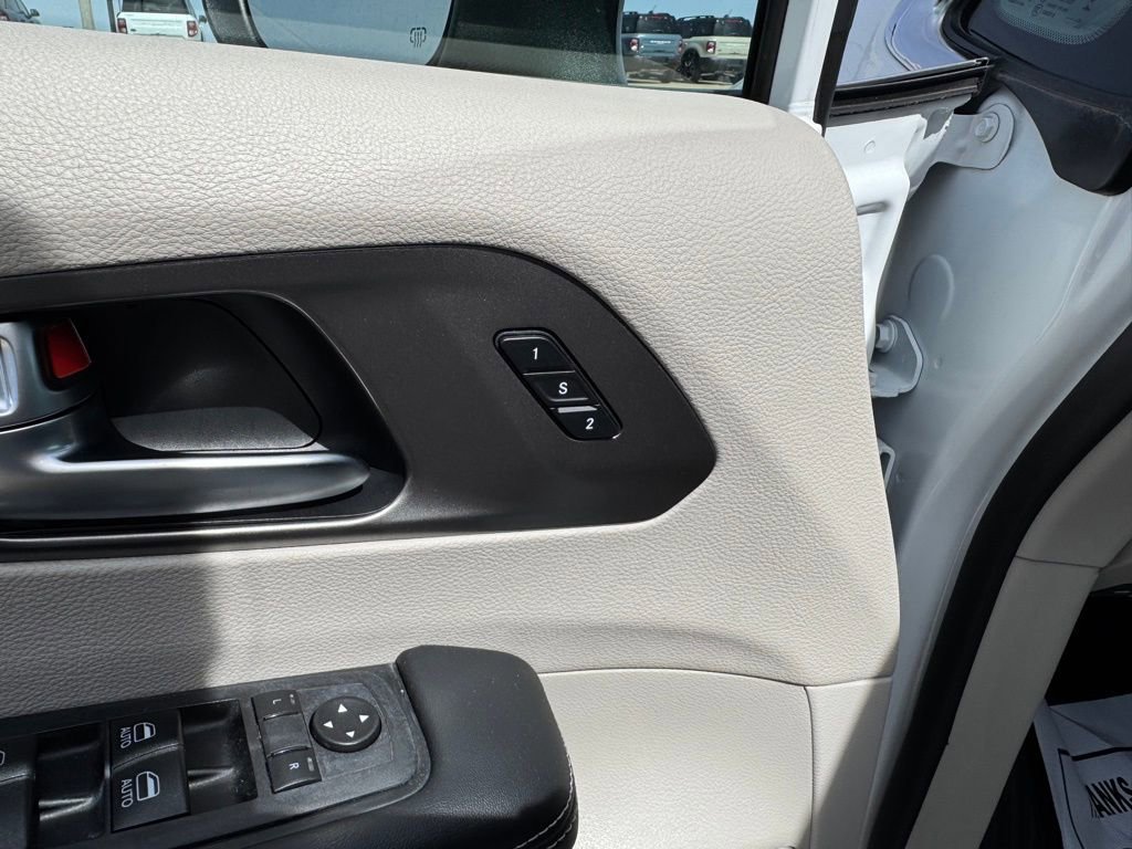 Used 2023 Chrysler Pacifica Touring-L image 12