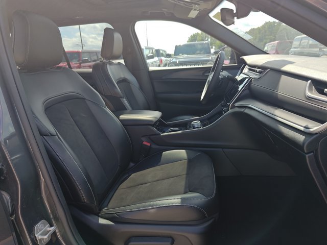 Used 2023 Jeep Grand Cherokee Altitude AWD/4WD image 12