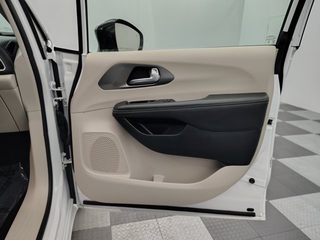 Used 2024 Chrysler Pacifica Limited FWD image 25