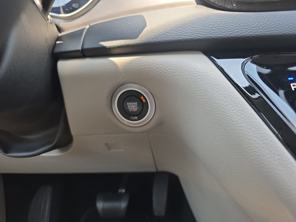 Used 2023 Chrysler Pacifica Touring-L FWD image 23