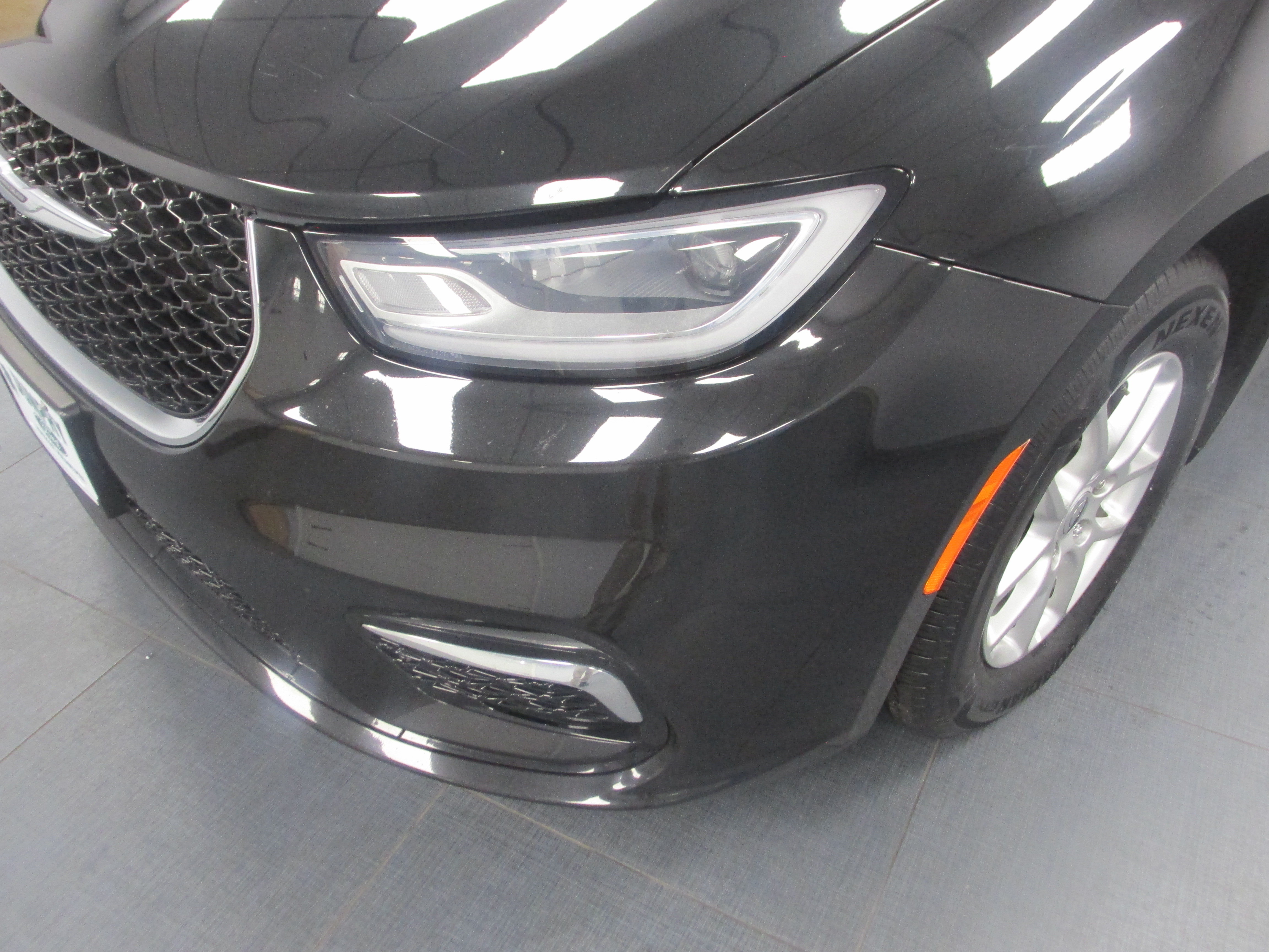 Used 2023 Chrysler Pacifica Touring-L FWD image 9