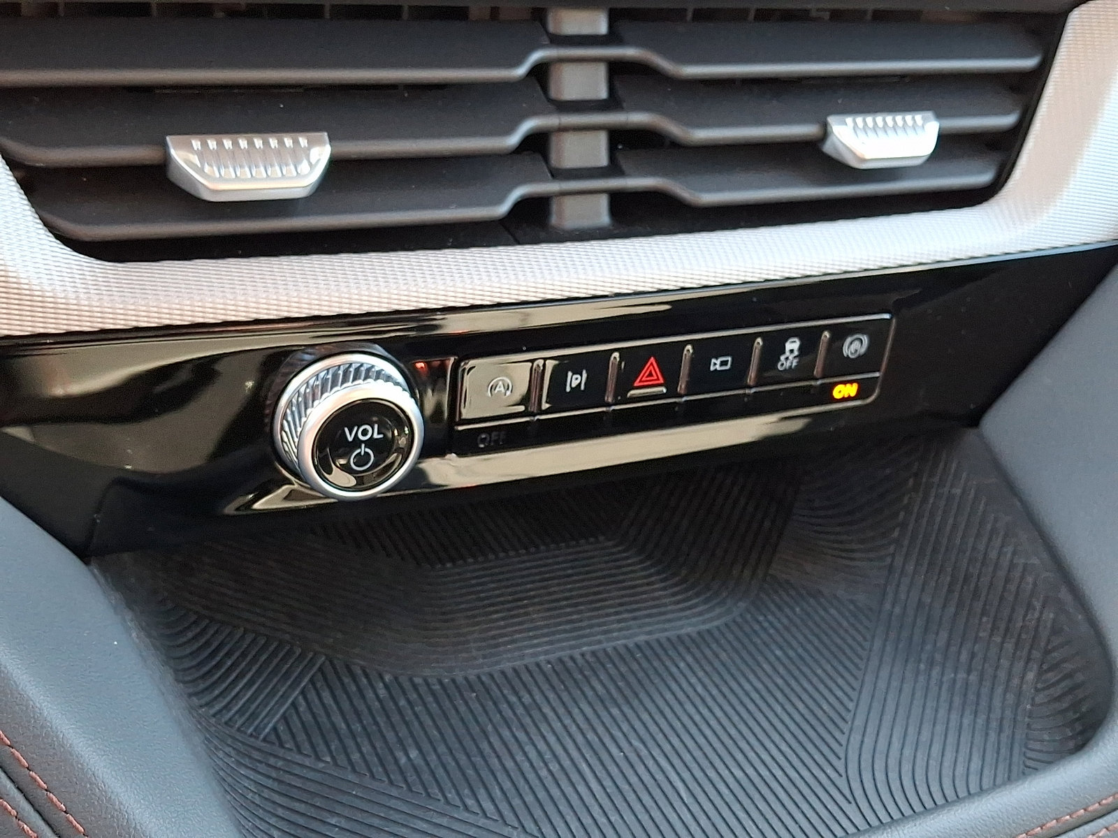 Certified 2025 Ford Explorer Active AWD/4WD image 18