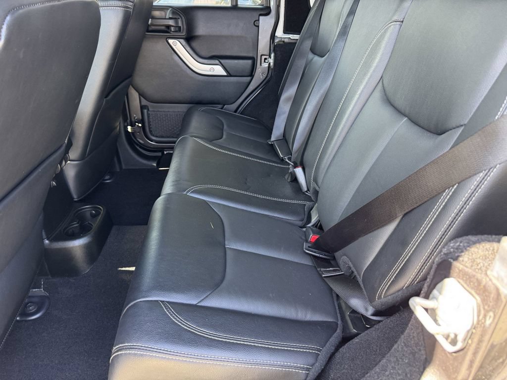 Used 2018 Jeep Wrangler Unlimited Sahara w/ Connectivity Group AWD/4WD image 12
