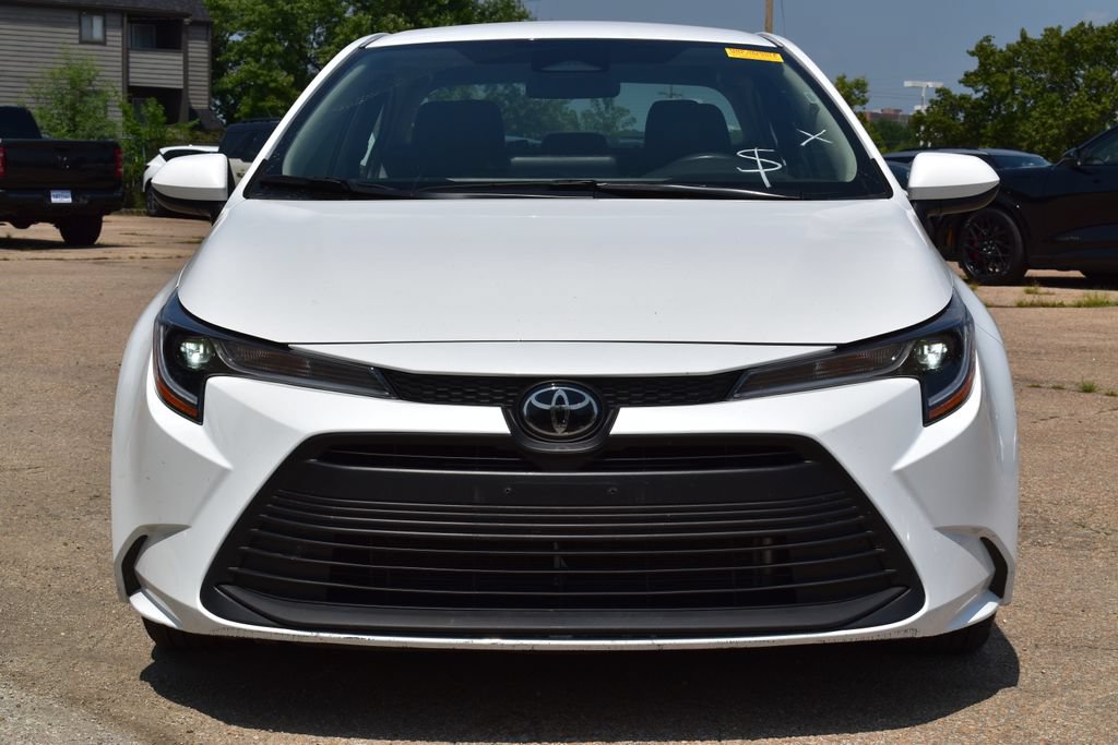 Used 2025 Toyota Corolla LE FWD image 2