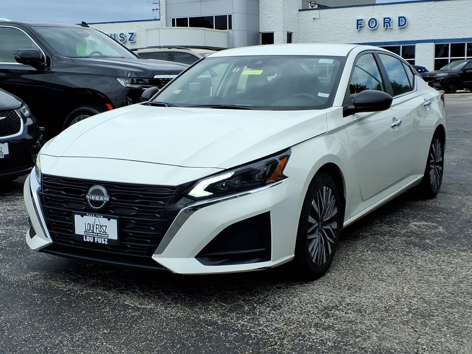 Used 2025 Nissan Altima 2.5 SV FWD image 3