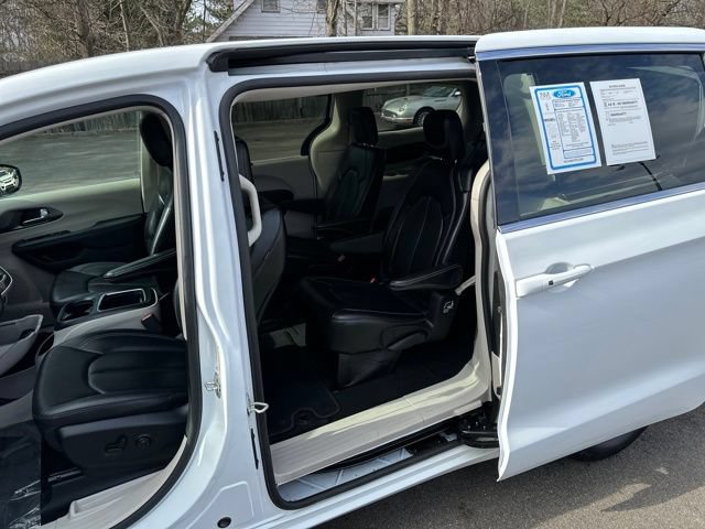 Used 2024 Chrysler Pacifica Touring-L FWD image 28