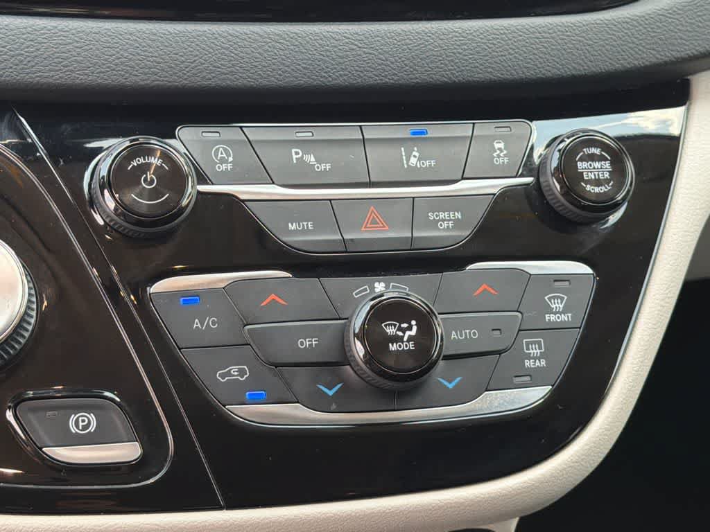 Used 2023 Chrysler Pacifica Touring-L FWD image 29