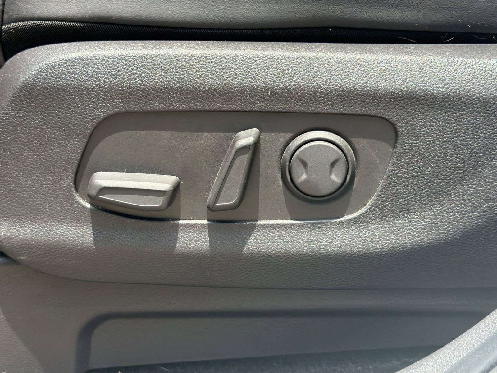Used 2023 Kia Carnival LX FWD image 13