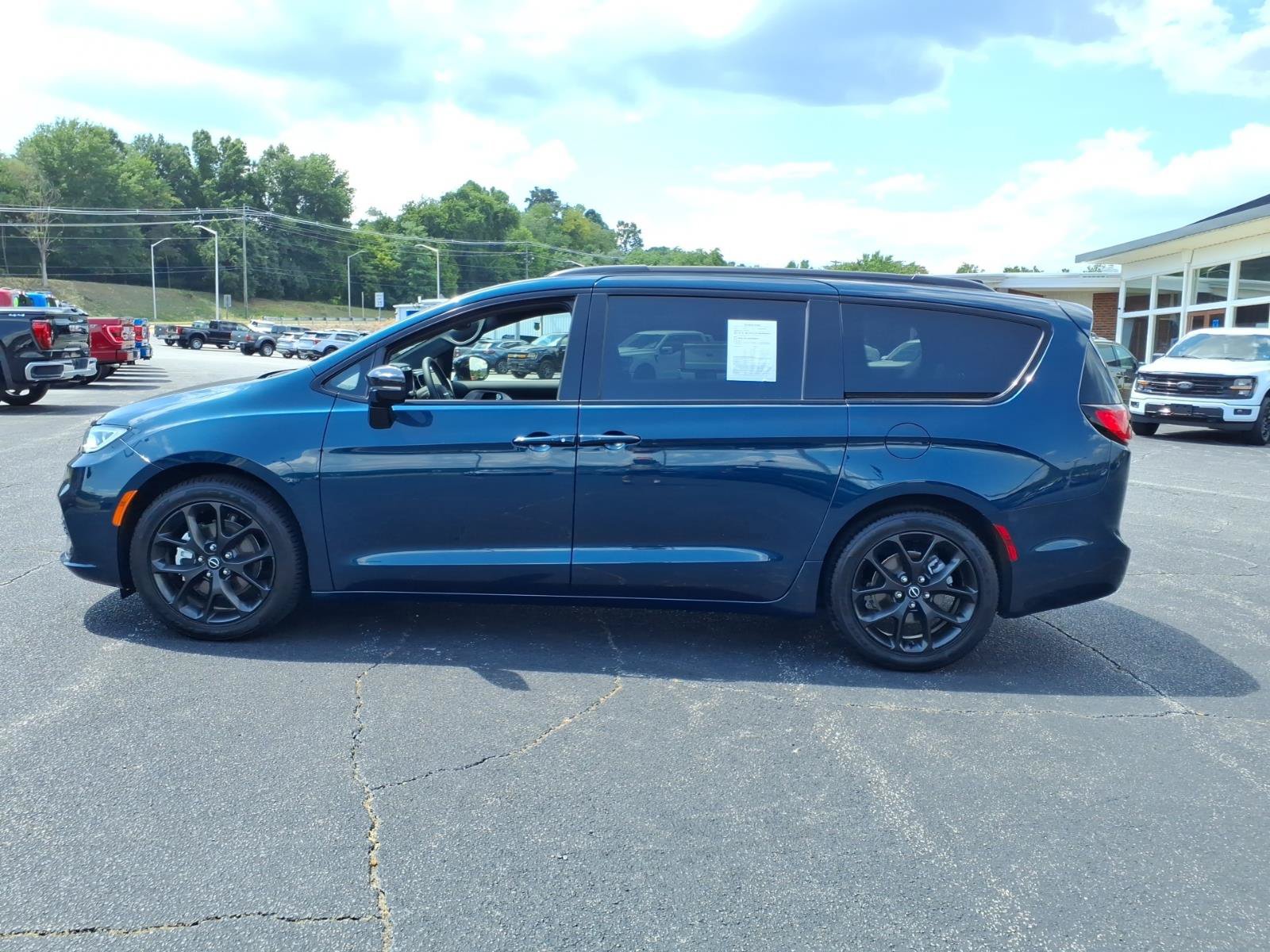 Used 2025 Chrysler Pacifica Limited FWD image 5