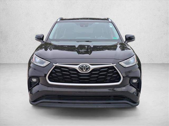 Used 2021 Toyota Highlander XLE FWD image 2