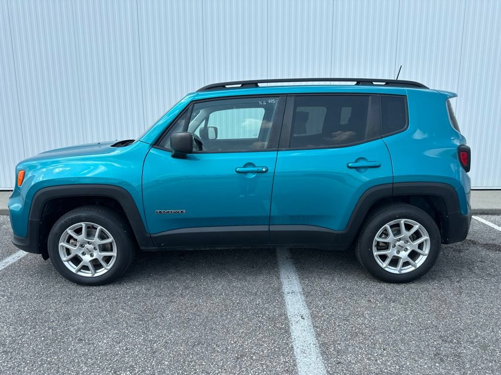 Used 2022 Jeep Renegade Latitude AWD/4WD image 3