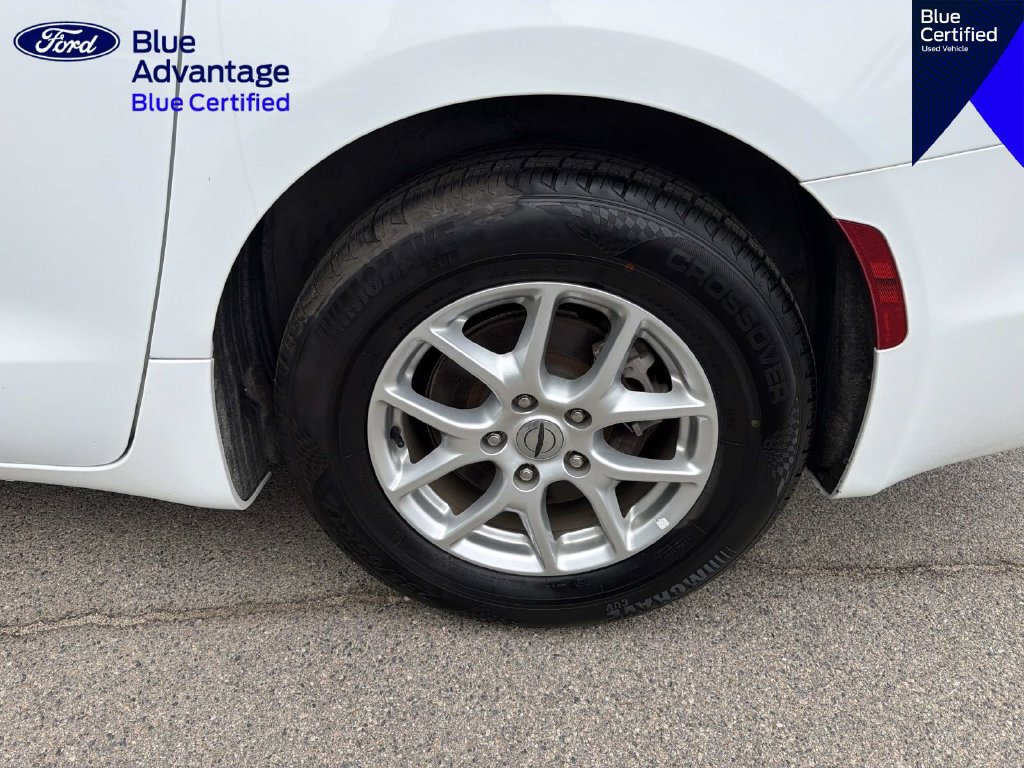 Used 2023 Chrysler Pacifica Touring-L FWD image 8