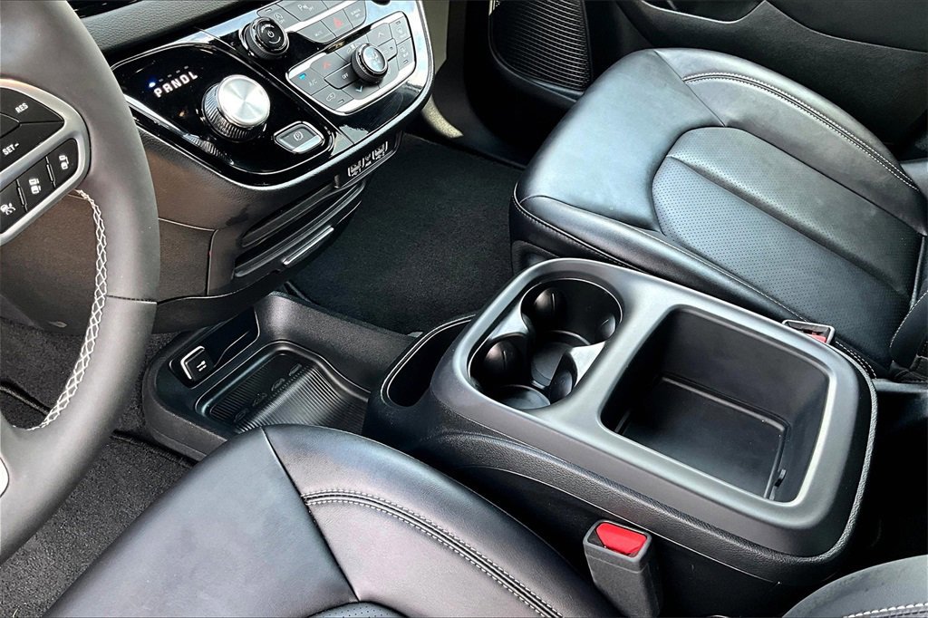 Used 2025 Chrysler Pacifica Select image 15