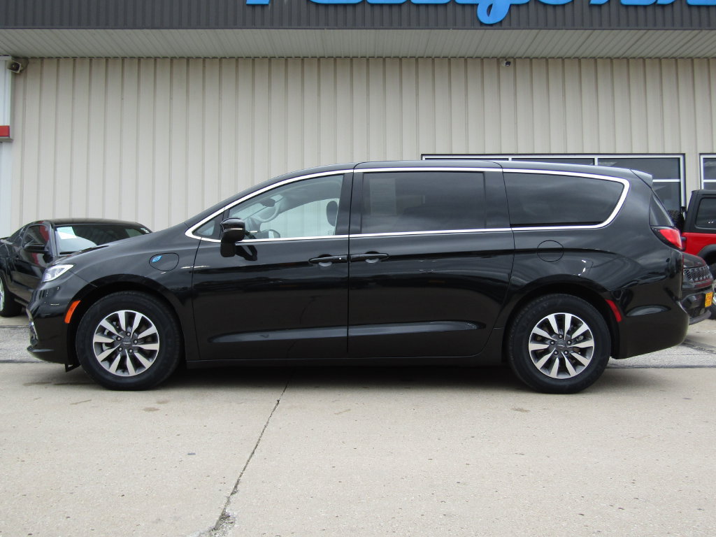 Used 2023 Chrysler Pacifica Touring-L FWD image 11