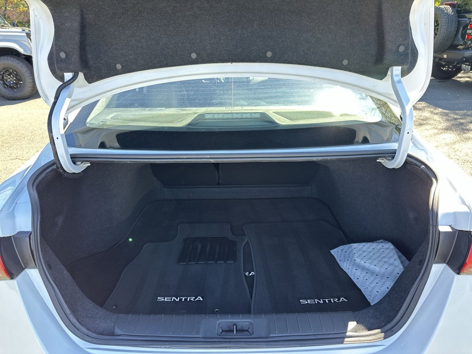 Used 2023 Nissan Sentra SR w/ SR Premium Package FWD image 27