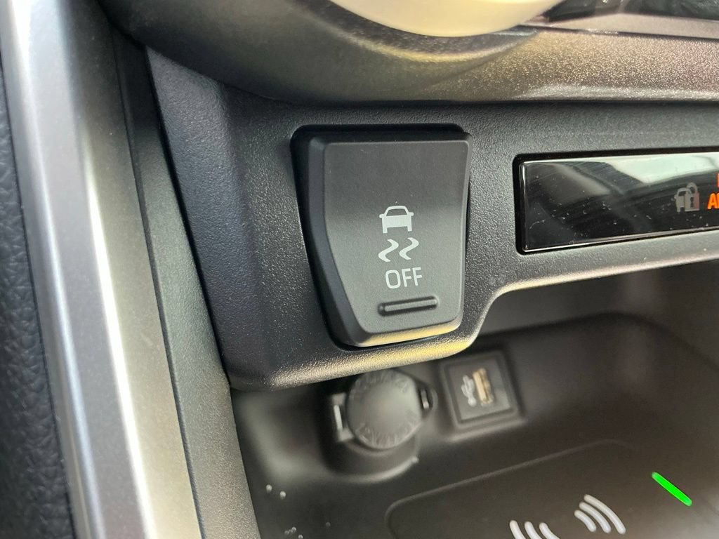 Used 2025 Toyota RAV4 XLE AWD/4WD image 37