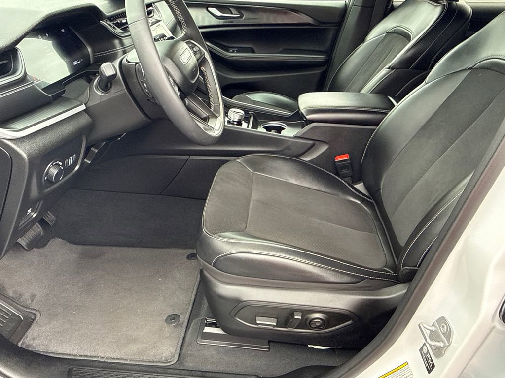 Used 2025 Jeep Grand Cherokee L Altitude image 9