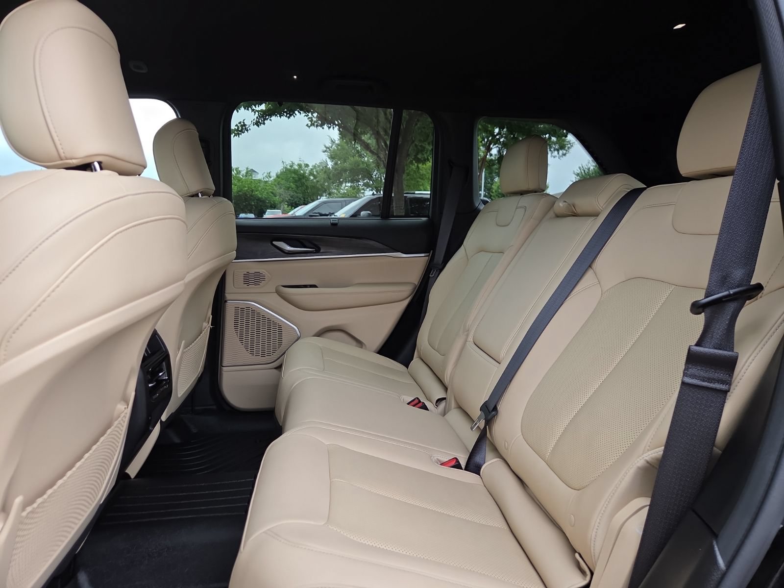 Used 2023 Jeep Grand Cherokee Limited w/ Luxury Tech Group II AWD/4WD image 10