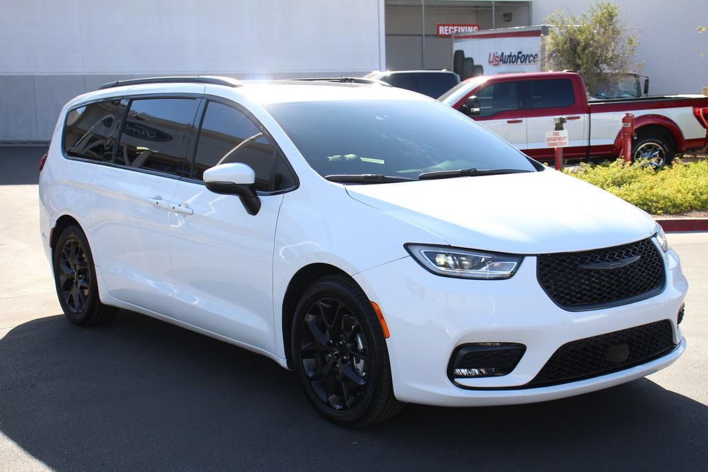 Used 2023 Chrysler Pacifica Touring-L w/ Uconnect Theater Family Group FWD image 11
