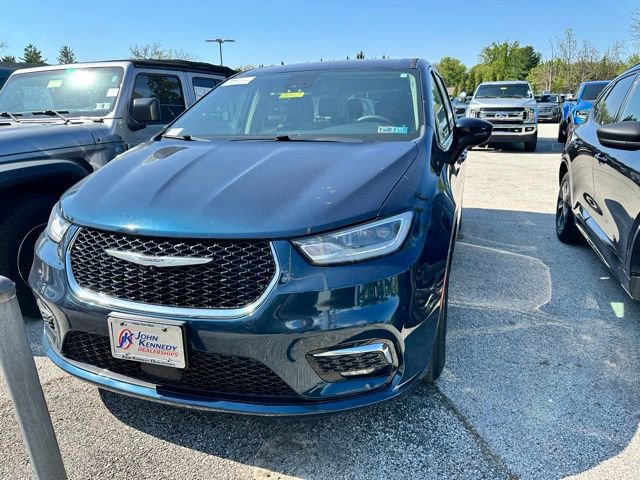 Used 2023 Chrysler Pacifica Touring-L FWD image 3