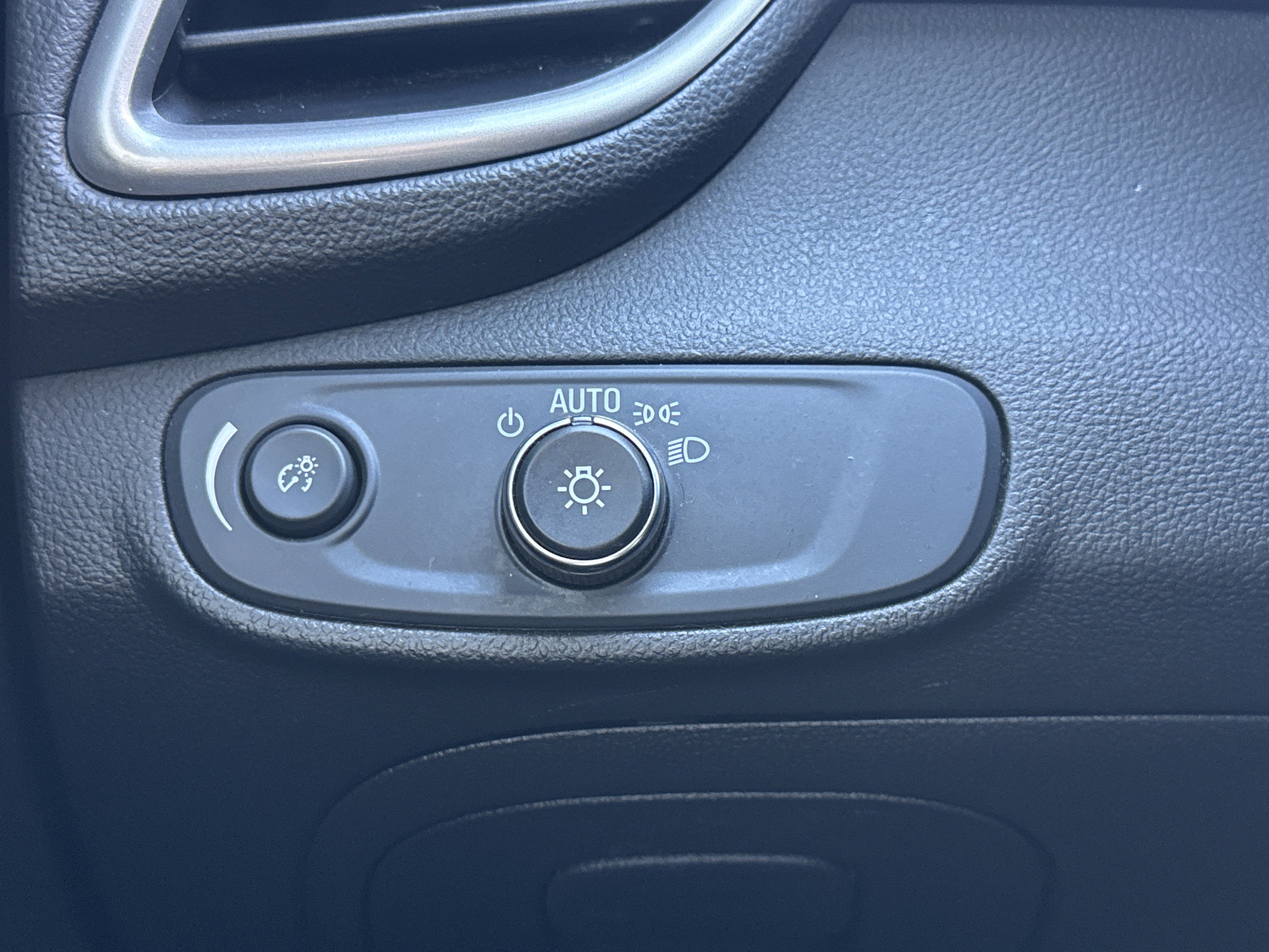 Used 2022 Chevrolet Trax LT w/ LT Convenience Package image 21