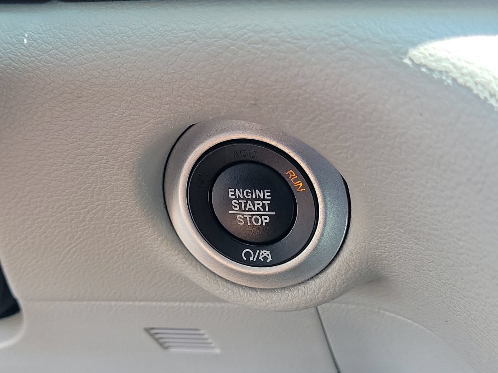 Used 2024 Chrysler Pacifica Touring-L FWD image 28