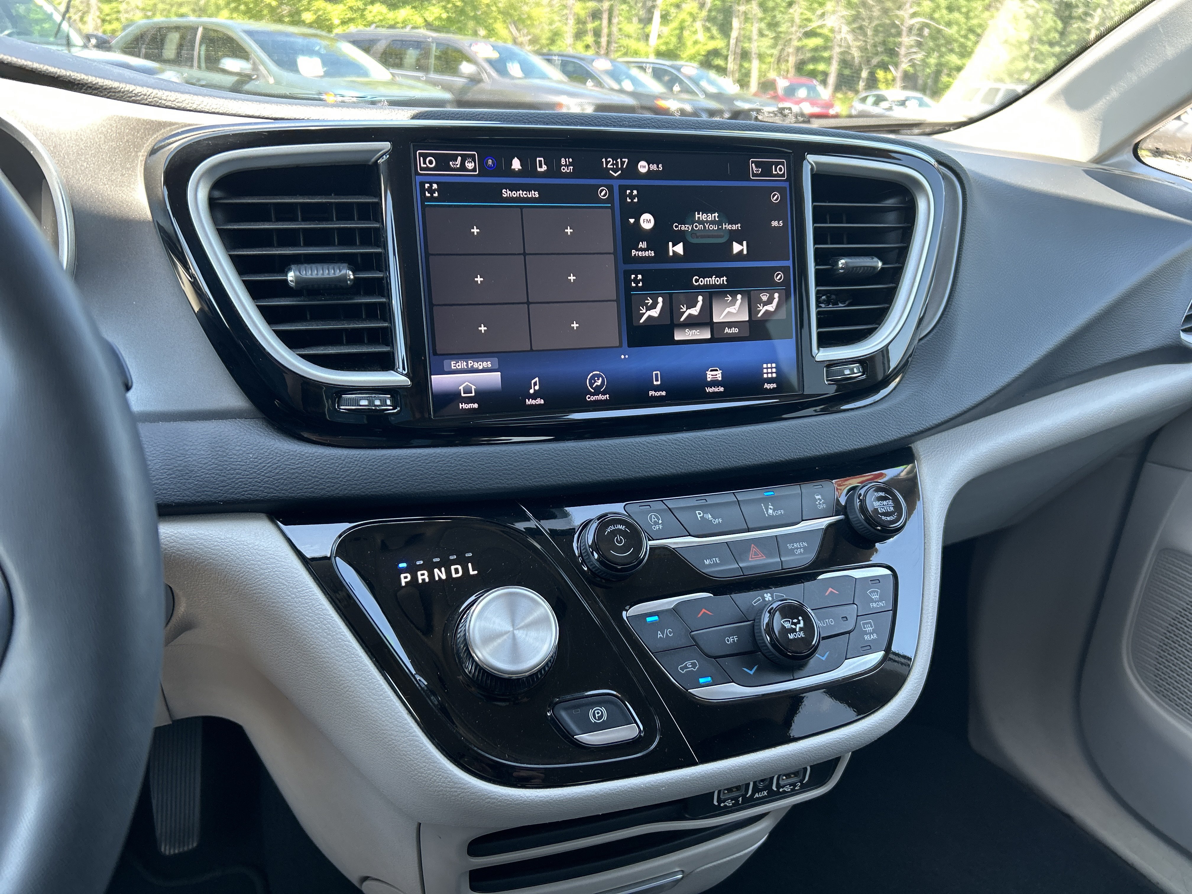 Used 2023 Chrysler Pacifica Touring-L FWD image 18